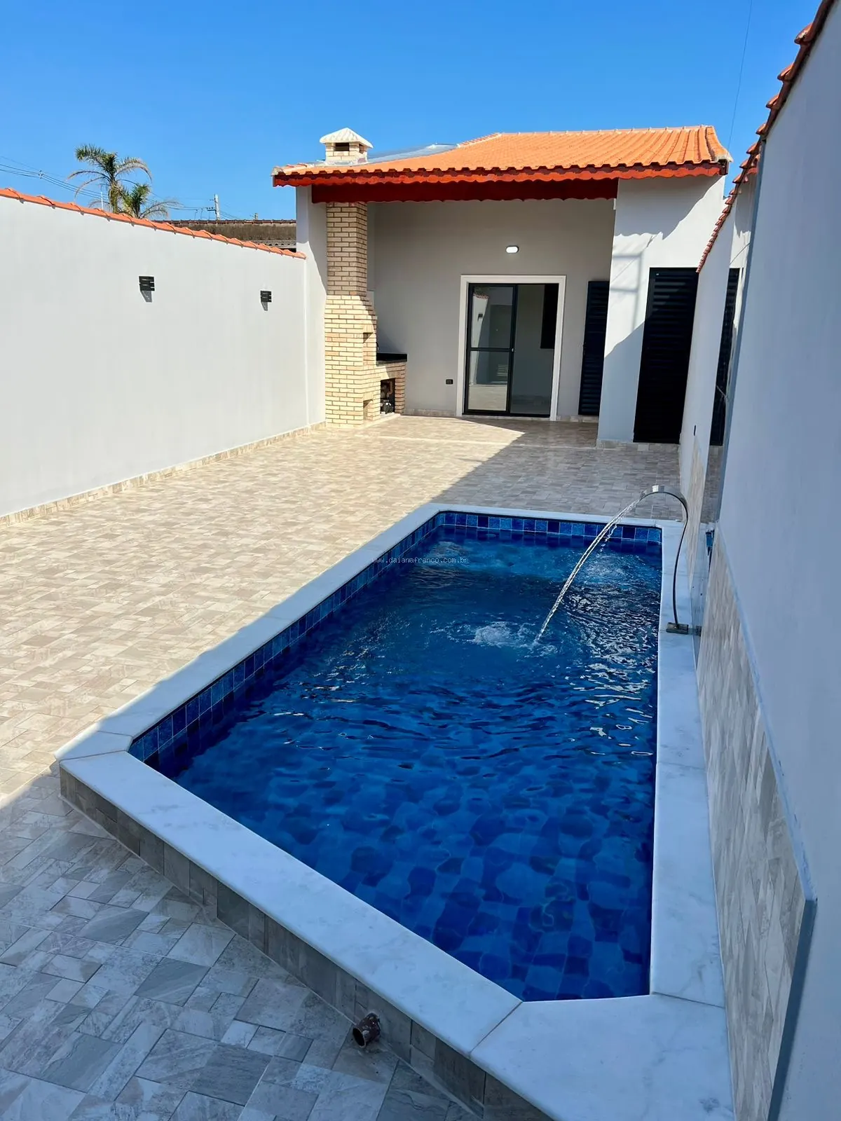 Casa lado praia a venda em Mongaguá